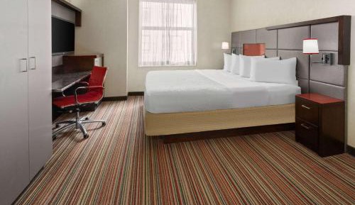 King Deluxe Room with Mobility Access and Roll-Shower, Non-Smoking