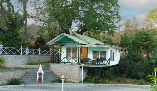 Cottage - Living Room & 2 King Bed - Pool view - Sitout