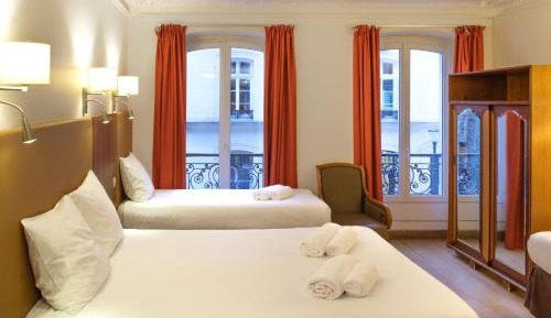 Quadruple Room with private Shower and Toilet
