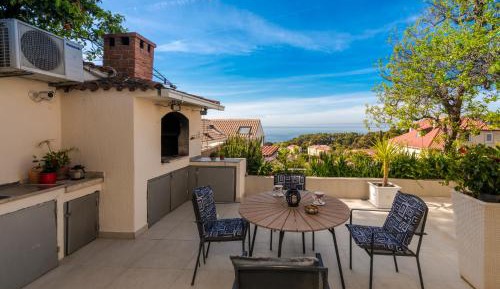 One Bedroom Apartment with Terrace and Sea View