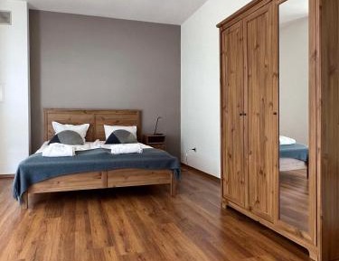 Queen Studio with Kitchenette and Balcony - Non-Smoking