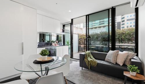 1 Bedroom 1 Bathroom Inner City Apartment on level 3 with Small-Car Parking
