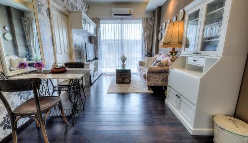 Vintage One-Bedroom Apartment