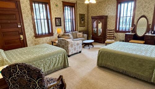 Outpatients, 2 Queen Beds (First Floor)