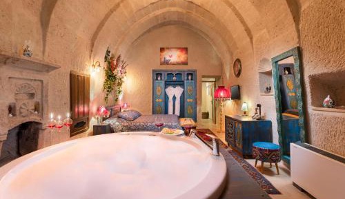 Deluxe Cave Suite