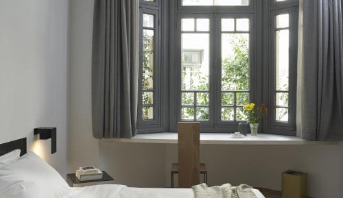 Suite with atrium view 