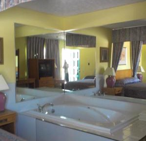Queen Suite with Spa Bath
