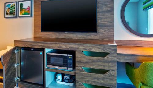 King Room with Microwave and Fridge