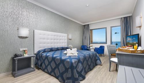 Double or Twin Room with Terrace and Sea View