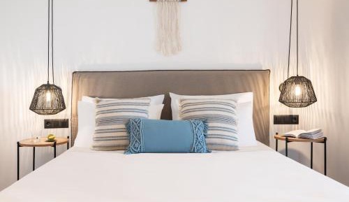 One-Bedroom Suite with Balcony & Sea view