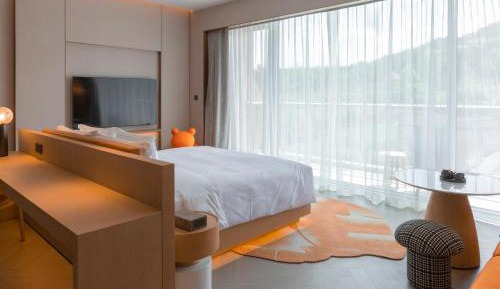 Premium King Room with Mountain View