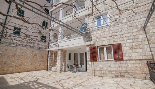 One-Bedroom Apartment with Balcony (3 Adults)