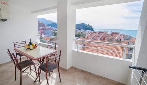 Comfort Two-Bedroom Apartment with Balcony and Sea View