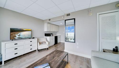 Deluxe Double Room with Side Sea View
