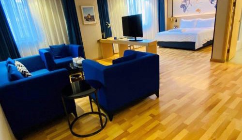 Honorable Suite