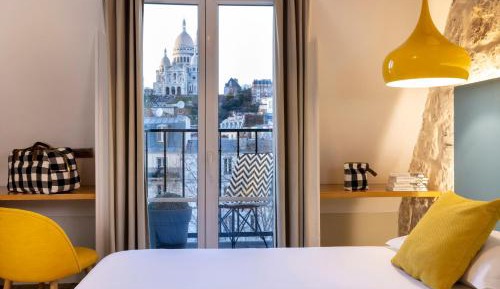 Family Room with Sacré-Cœur Basilica View