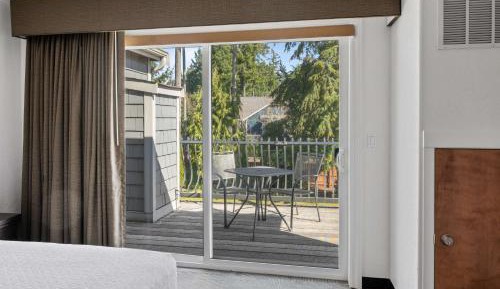 King Suite with Balcony- Non-Smoking