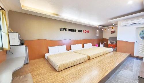 Hextuple Room (With Kids Playground)