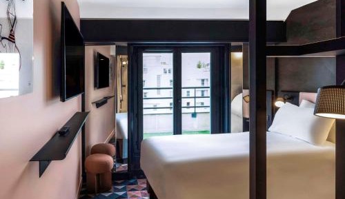 2 double room next to each other