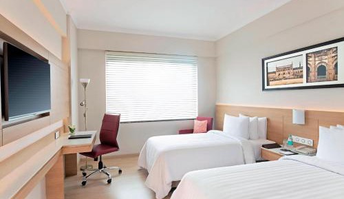 2 Twin/Single Beds, City View, High Floor - 9th and above, Guest Room  with Buy One Get One on House Brands of Beer (maximum of 6 beers per room per night on a non-cumulative basis)