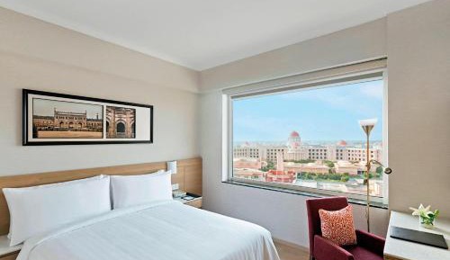 1 Queen Bed, Guest Room with Buy One Get One on House Brands of Beer (maximum of 6 beers per room per night on a non-cumulative basis)