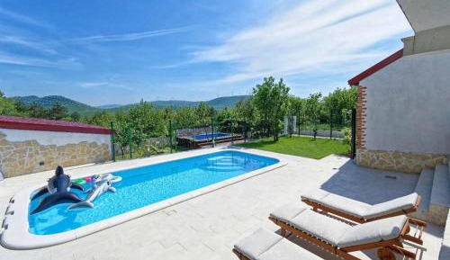 Apartment with Pool View 