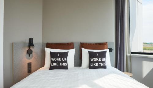 Moxy Queen Room
