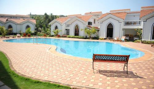 Apartment with Pool View 