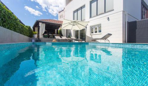 Apartment with Pool View 