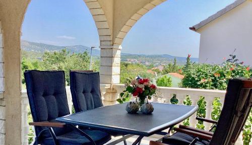 Apartment with Mountain View