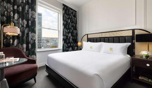 King Room with Roll-In Shower - Mobility Access