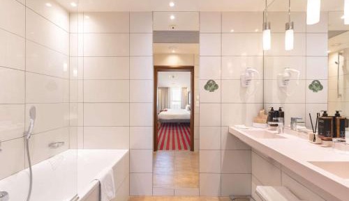 Deluxe Queen Suite