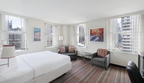 King Deluxe Suite with Parade View - Non-Smoking