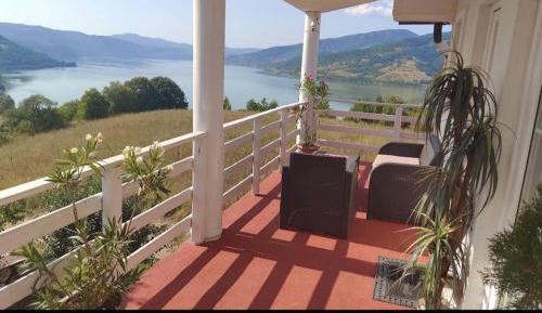 Apartment with Lake View