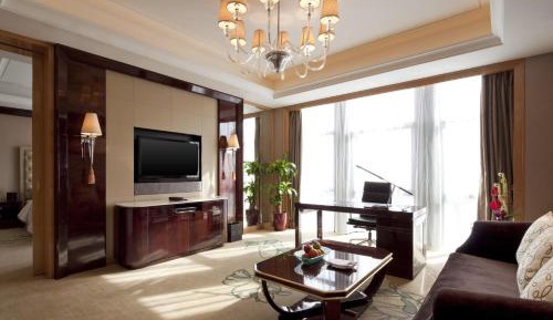 Deluxe Suite, Club lounge access, 1 Bedroom Larger Suite, 1 King, Bathrooms: 2, City view
