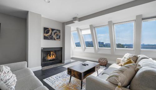 Three-Bedroom Queen Penthouse Suite - Non-Smoking