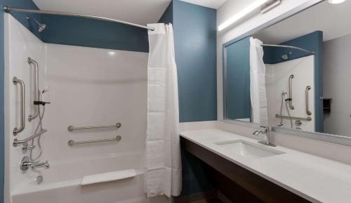King Suite with Tub - Disability Access/Non Smoking