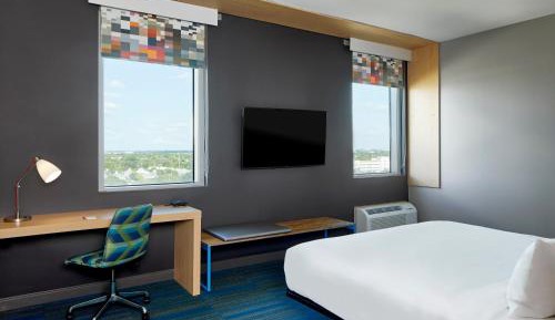 King Room with Adapted Tub - Mobility and Hearing Accessible