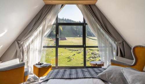 Apartment with Mountain View