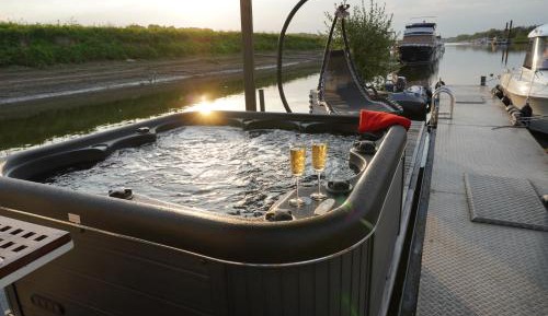 Houseboat One-Bedroom