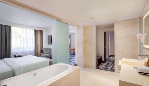 Suite Room with Free Benefit Access to Premiere Lounge