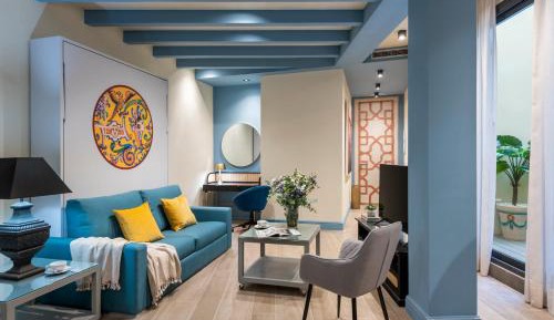 Apartment with Courtyard
