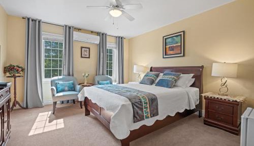 Deluxe Queen Suite