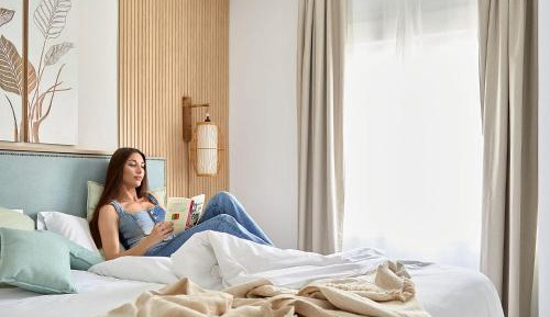  One-Bedroom Apartment with Street view
