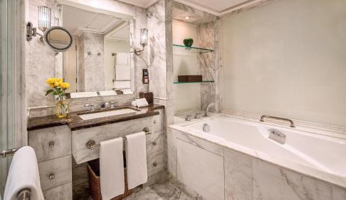 Diplomat Deluxe Twin Room