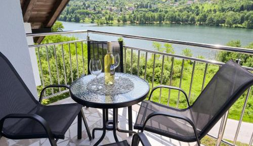 Apartment with Lake View