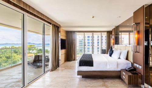 Family King Suite with One King Bed and One Bunk Bed - Ocean View/Non-Smoking