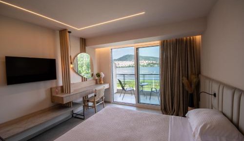 Deluxe Double or Twin Room with Lake View