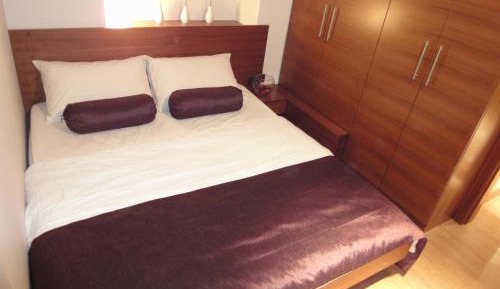 Deluxe One-Bedroom Apartment
