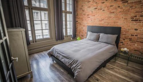 Queen Room with Shared Bathroom